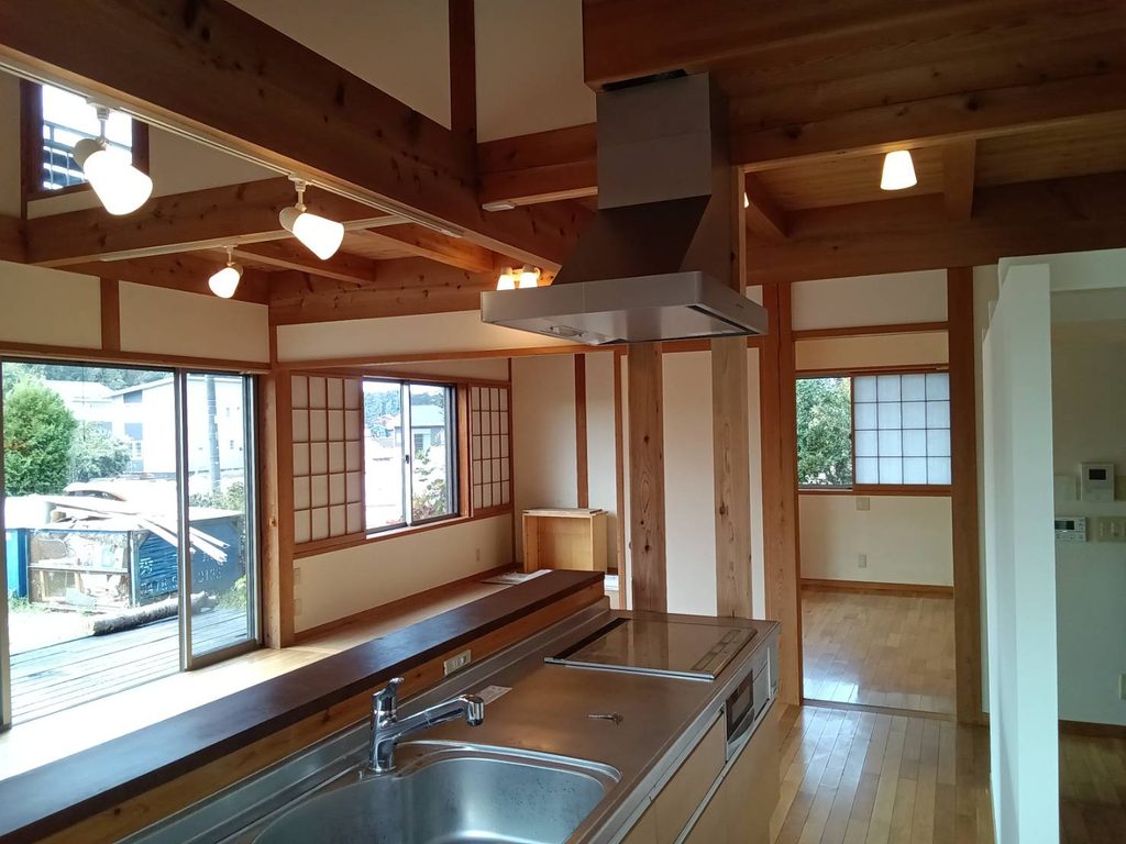 和室を見渡せる、開放的な対面キッチン